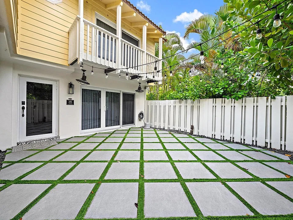 101 Seabreeze Cir