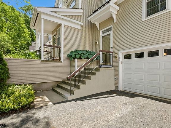2nd image of 23 Rushmore Ln
