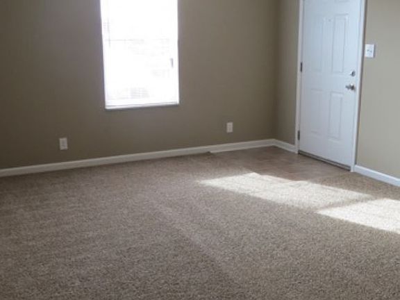 5th image of 1711 Baltimore Dr APT A