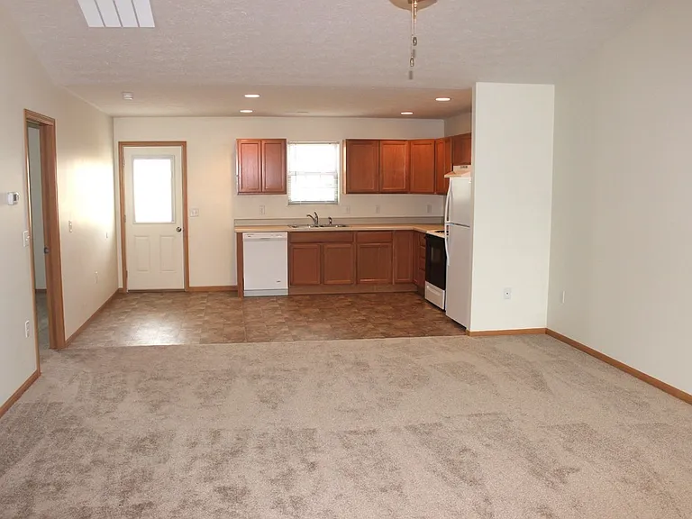 2206 Shamrock Ln — Photo 2