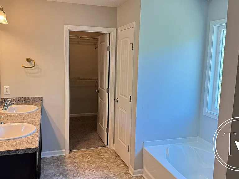 465 Huntington Dr NE — Photo 27