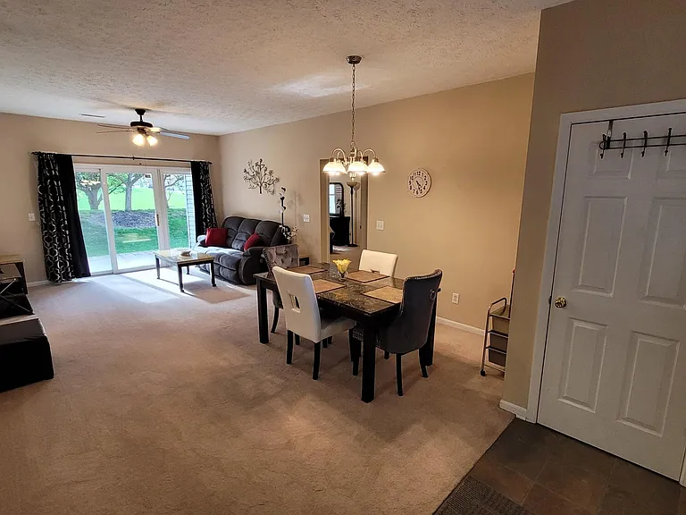 4657 Court Yard Dr — Photo 3