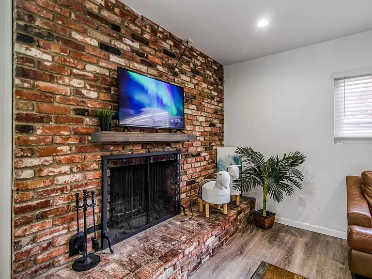 3230 N Lewis Ave — Photo 10