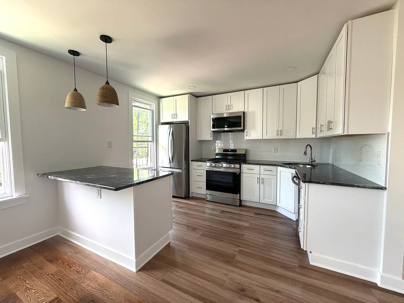 3 bed, 850 sqft, $3,200 — Photo 2