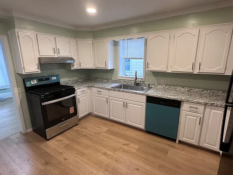 302 Squires Ave — Photo 3