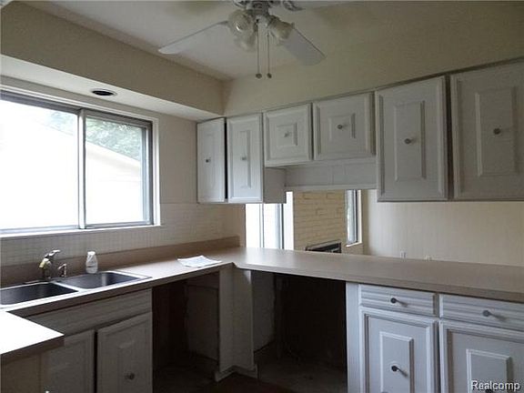 4th image of 27501 Abington St