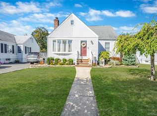 17 Barnstable Rd, East Rockaway, NY 11518