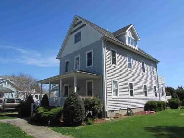 16 Center St, Wachapreague, VA 23480