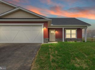 775 Dripping Spring Dr, Hedgesville, WV 25427