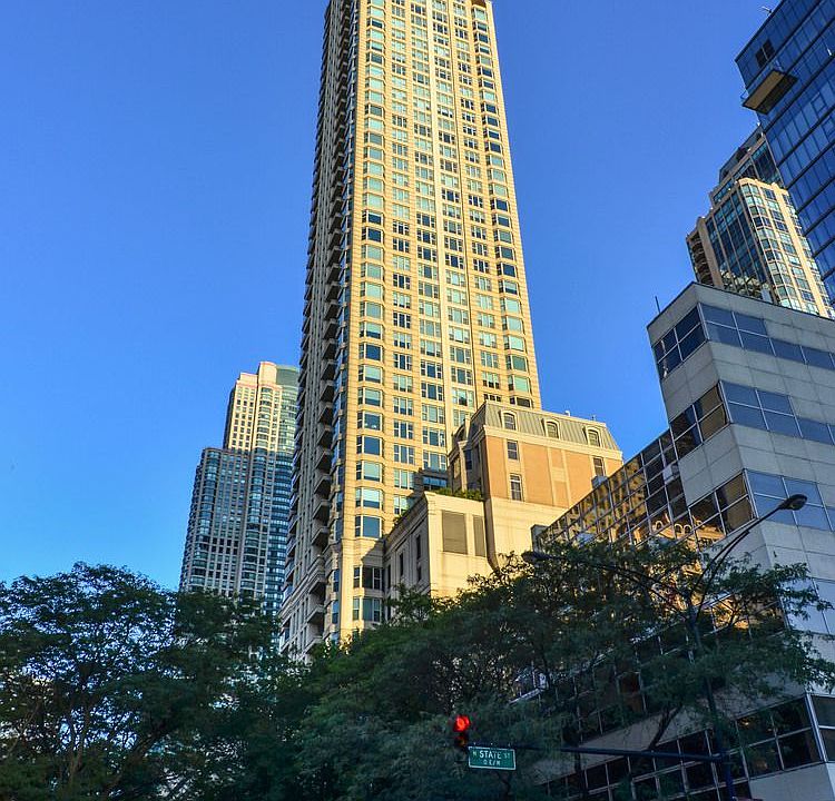 1st image of 25 E Superior St APT 3701