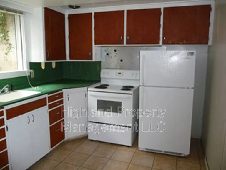 1033 NE B St — Photo 2