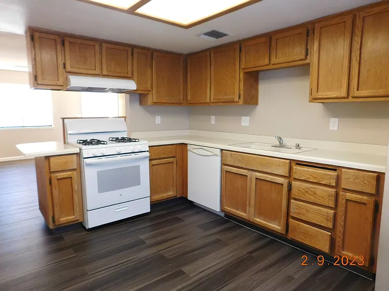 413 S Sunset St — Photo 6