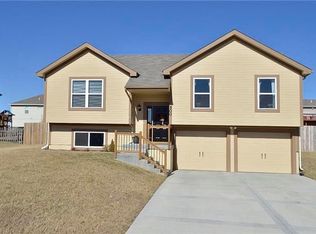 500 NE 193rd St, Smithville, MO 64089