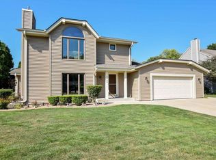 7469 S 82nd St, Franklin, WI 53132