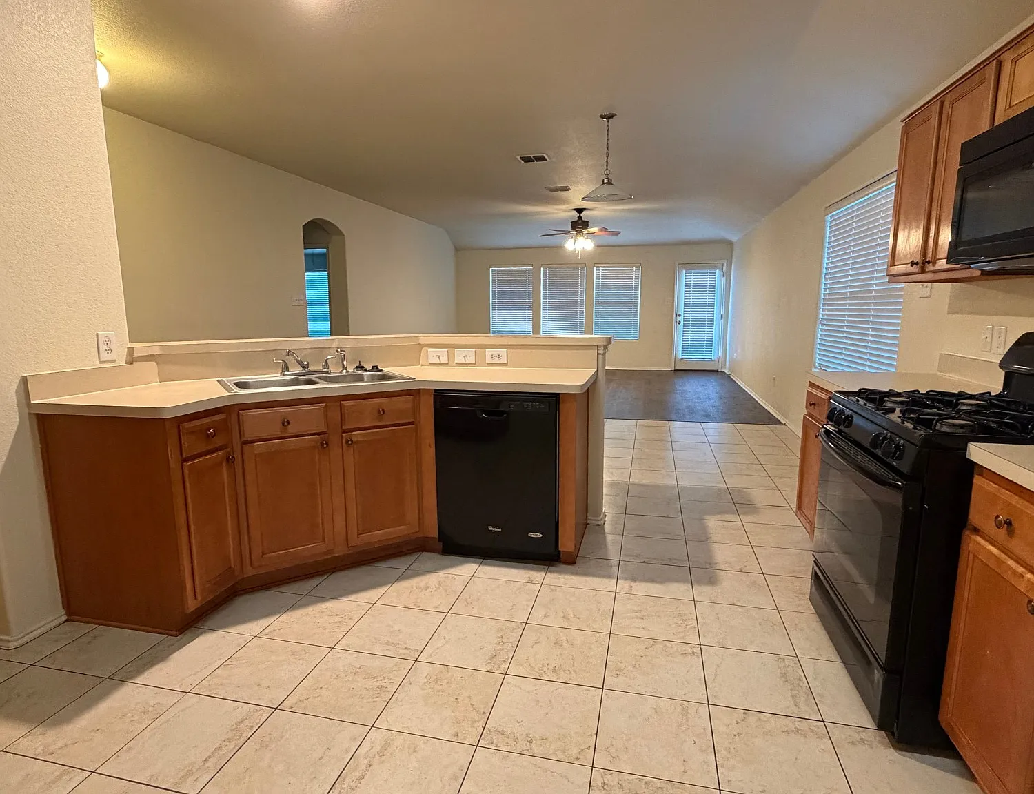 3 bed, 1796 sqft, $1,900 — Photo 4