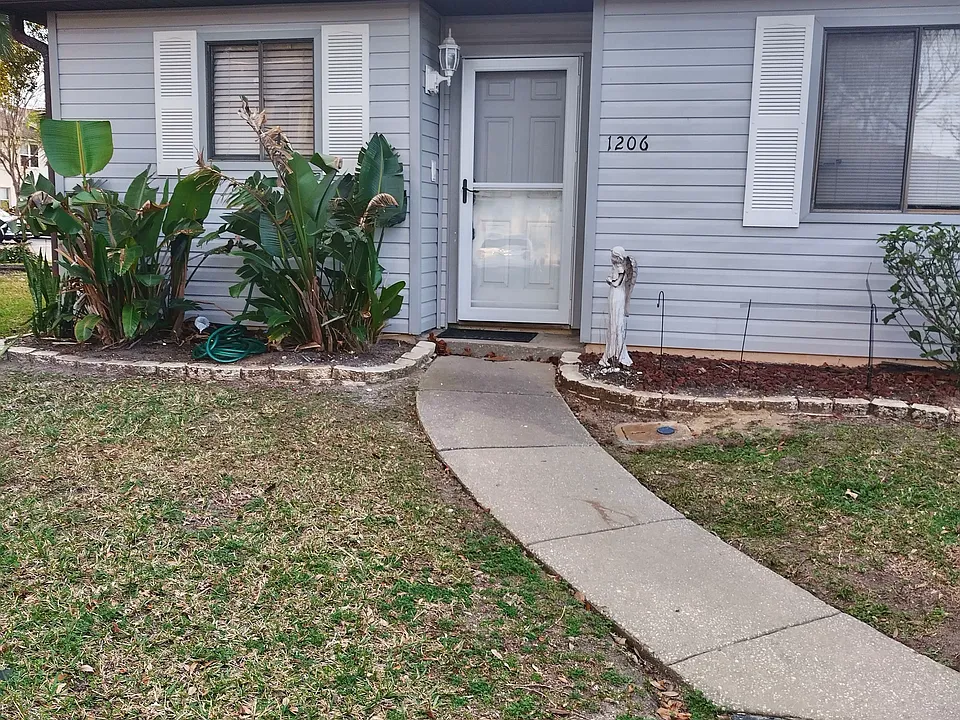 1206 Deer Springs Rd