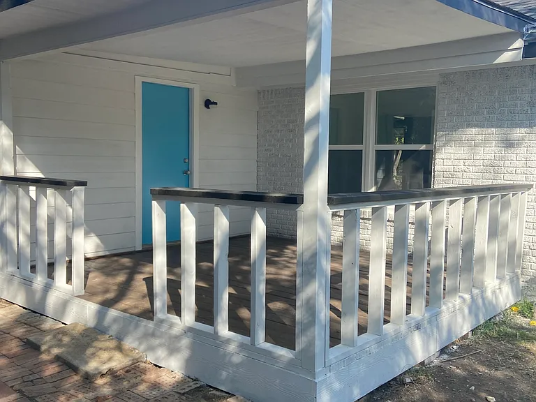 814 Winters St — Photo 2