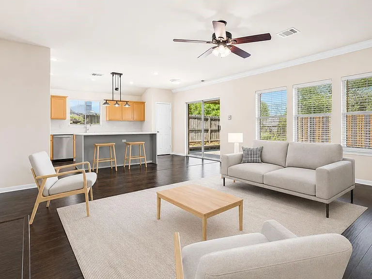 2719 Riverhollow Ln — Photo 3