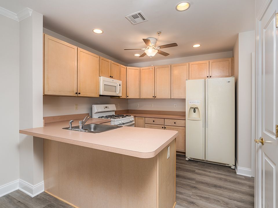 Kitchen with Breakfast Bar