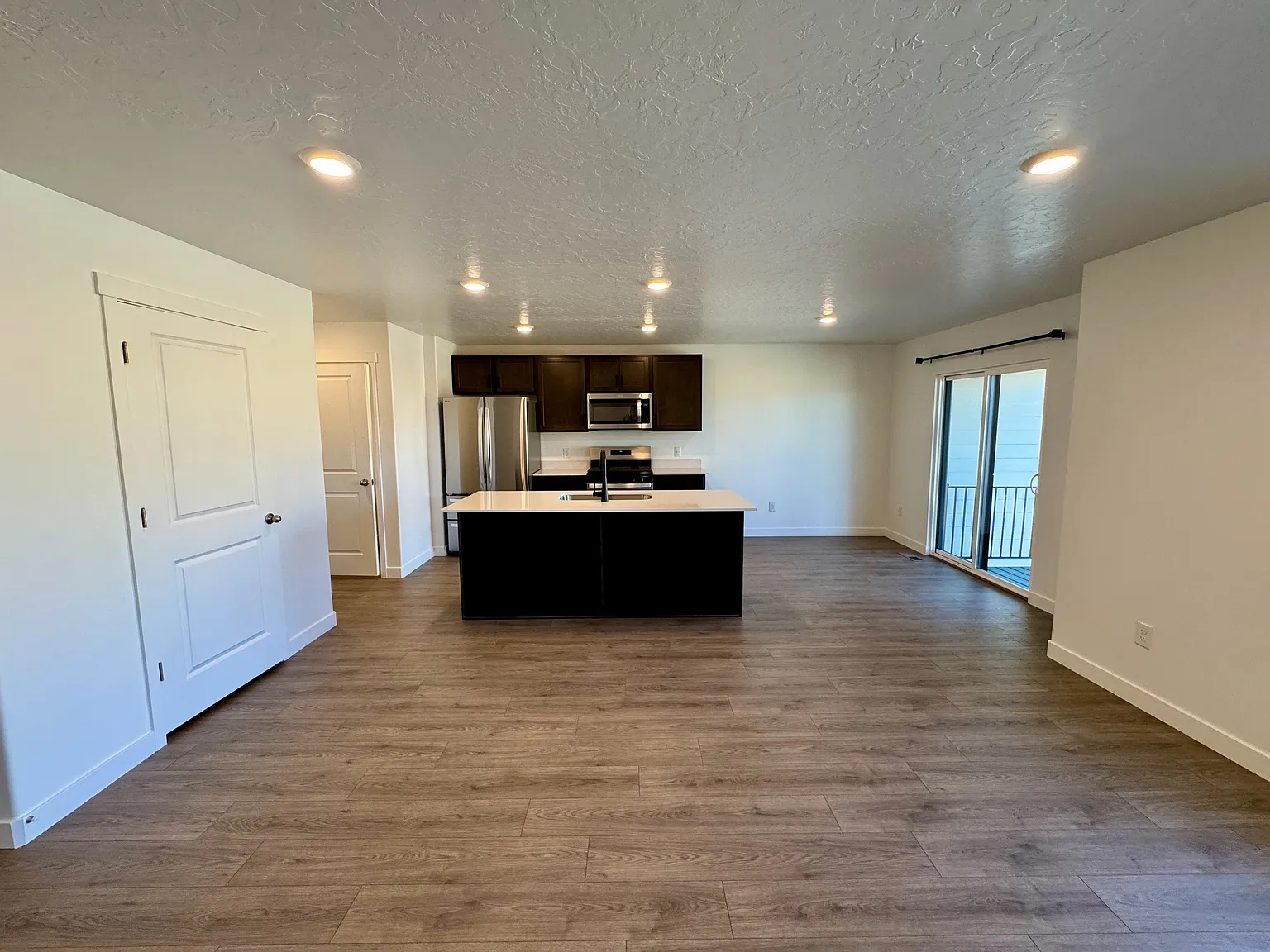 4 bed, 2.5 bath, 2248 sqft, $2,400 — Photo 3