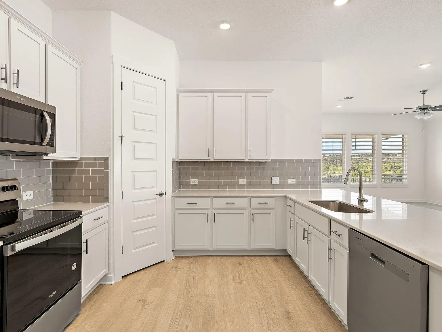 4 bed, 2.0 bath, 2204 sqft, $2,500 — Photo 4