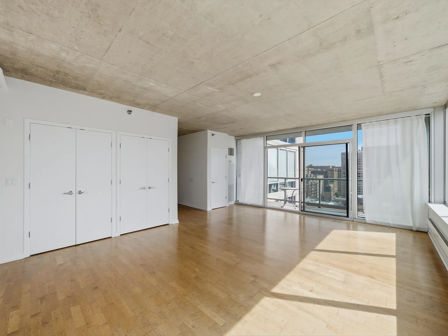 2 bed, 2.5 bath, 1600 sqft, $4,000 — Photo 3