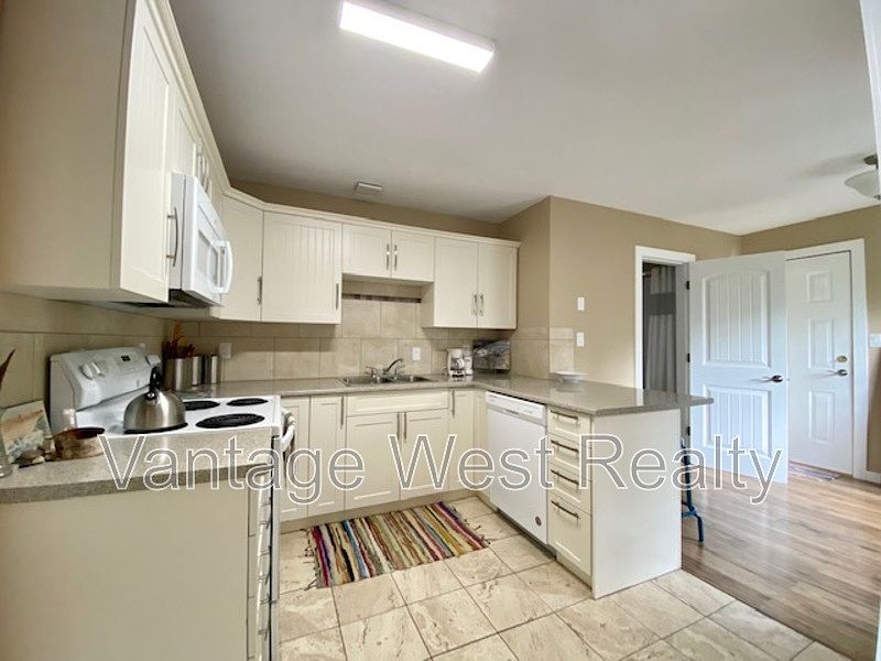 1st image of 826B Lawson Ave