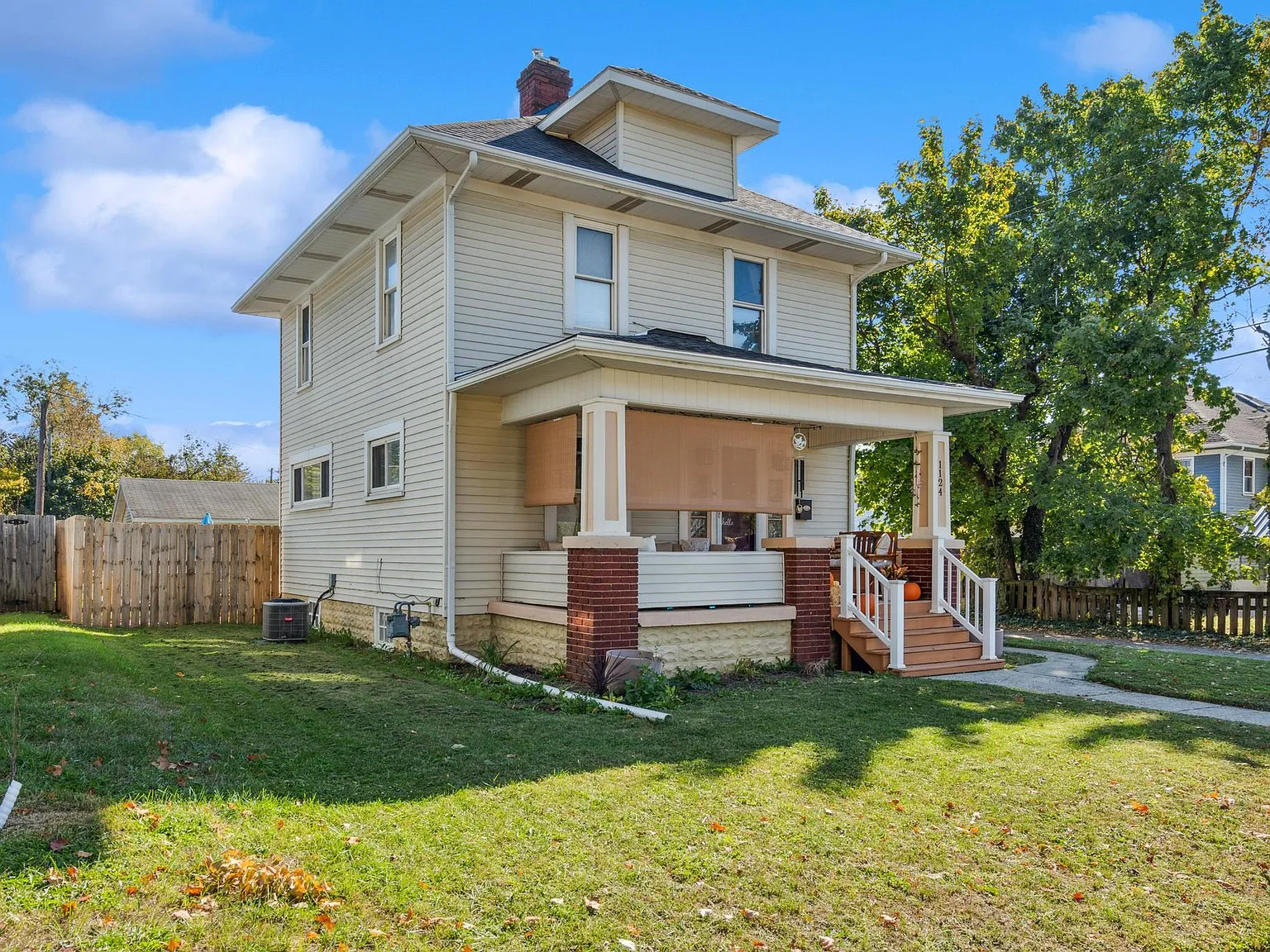 1124 Elm St — Photo 2
