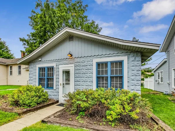 9817 Main St, Hebron, IL 60034