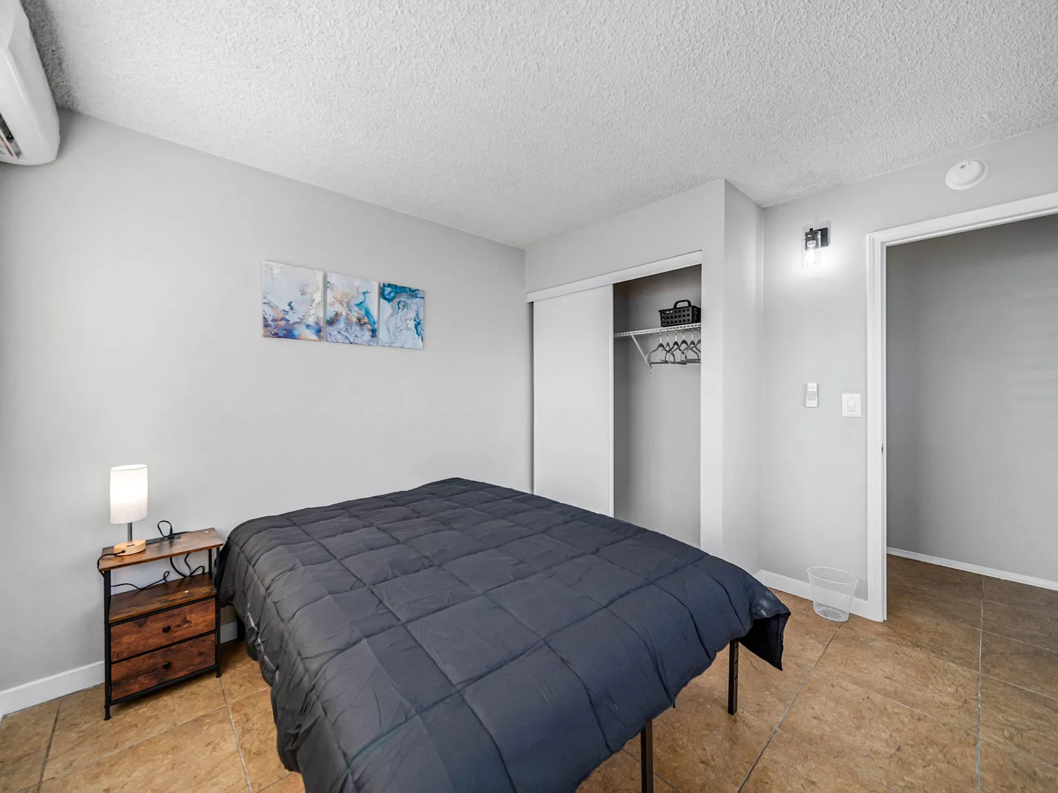 3 bed, 1.0 bath, 132 sqft, $1,074 — Photo 2