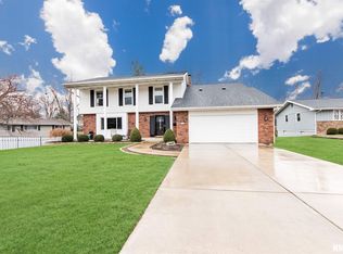 906 W Kensington Dr, Peoria, IL 61614