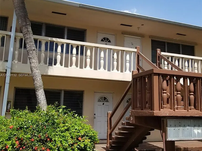 280 SW 11th Ave #18 — Photo 2
