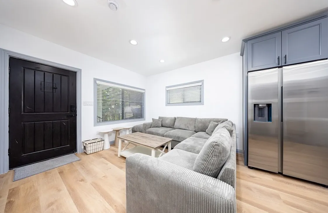 3 bed, 2.0 bath, 1000 sqft, $4,150 — Photo 3