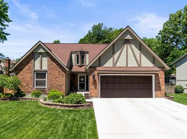 528 SE Country Ln, Lees Summit, MO 64063