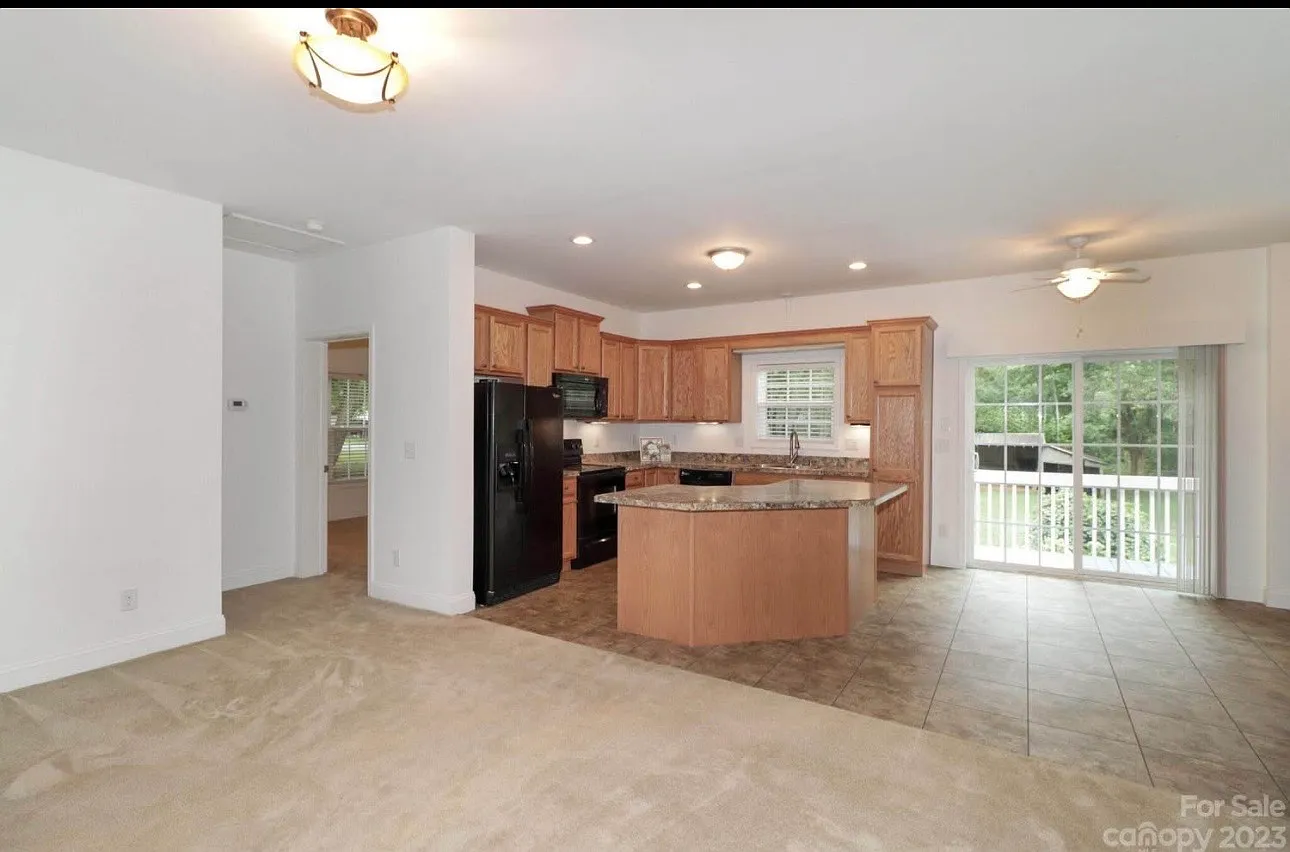 2 bed, 1.5 bath, 1122 sqft, $1,700 — Photo 2