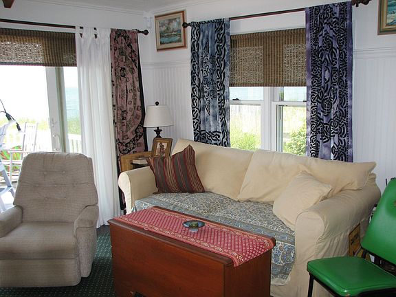 Graetroom with sliders to oceanfront deck