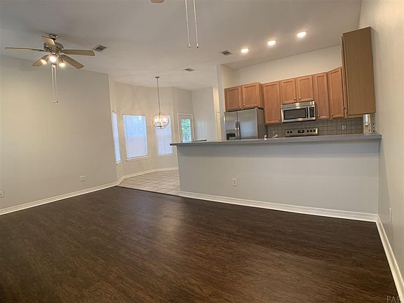 3rd image of 1009 E Yonge St