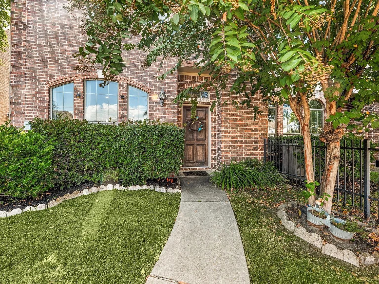 2 bed, 2.5 bath, 1867 sqft, $2,200 — Photo 2