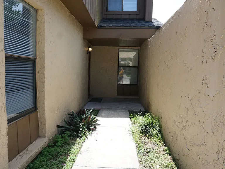 5492 Pinehaven Ct — Photo 1