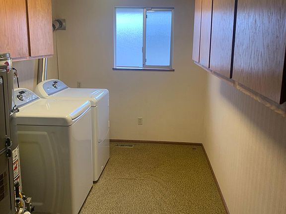 Laundry room with cupboard space