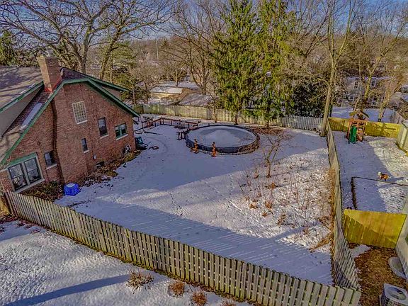 3rd image of 116 N Oak Knolls Ave