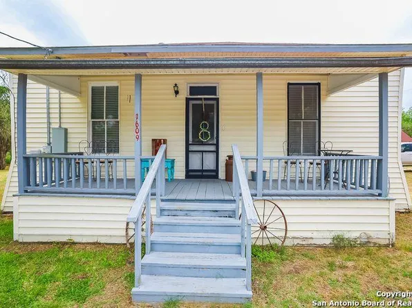 1609 N Ave D, Beeville 78102