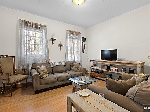 2nd image of 18 Lincoln Pl