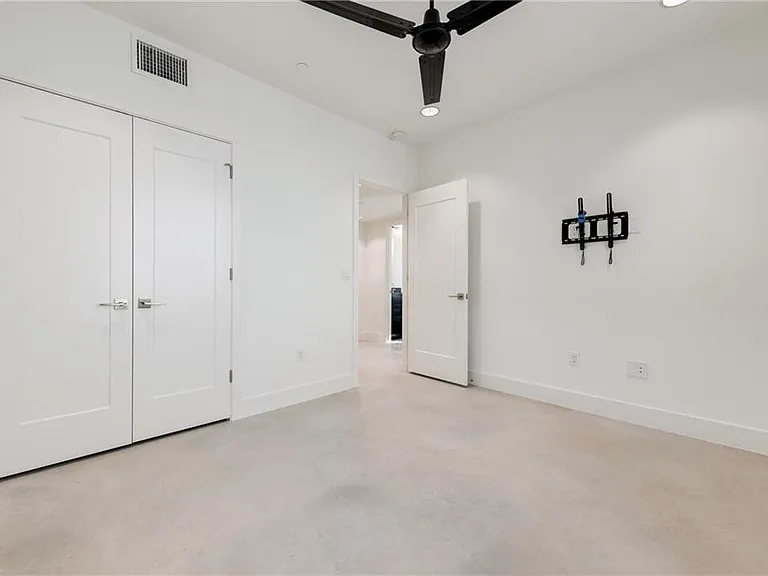 408 W 38th St #1 — Photo 17