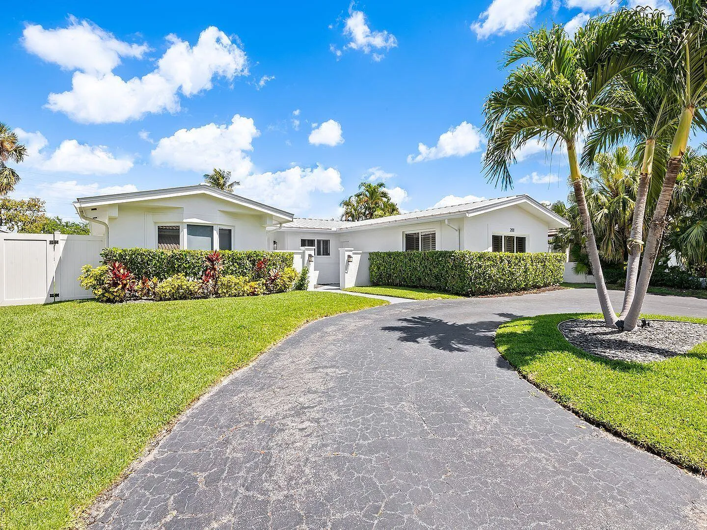4 bed, 2.0 bath, 2366 sqft, $4,800 — Photo 3