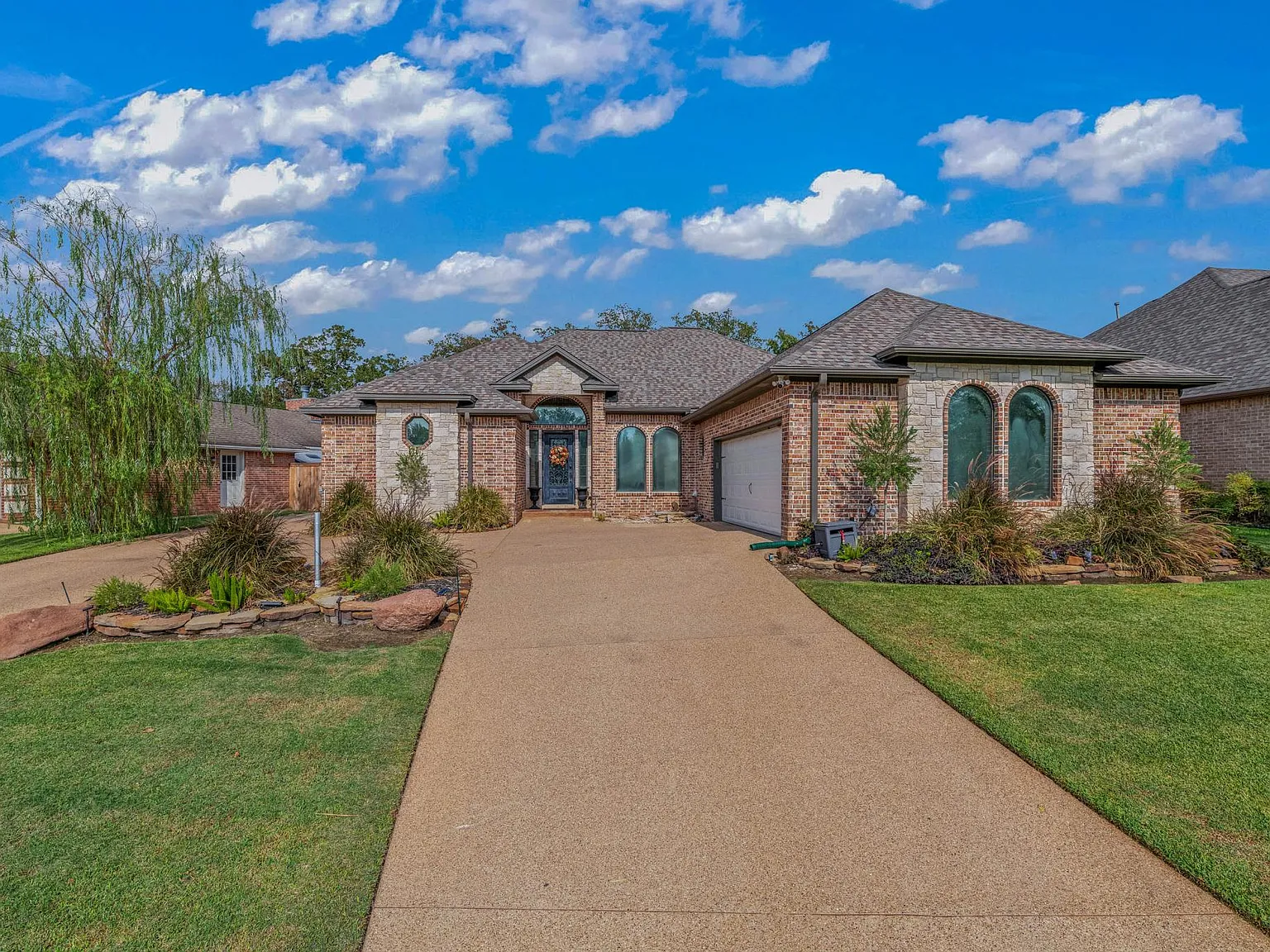 4 bed, 2.5 bath, 2252 sqft, $3,500 — Photo 1