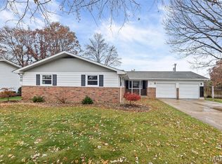 118 Whispering Oaks Dr, Bethalto, IL 62010