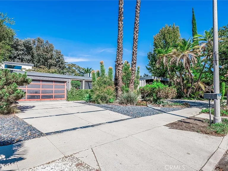 18349 Hiawatha St — Photo 40