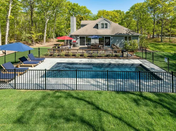 16 Hildreth Rd, Hampton Bays, NY 11946