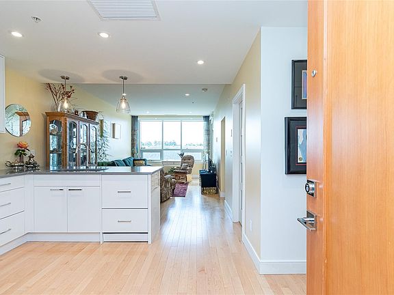 4th image of 916 Lyall St #405